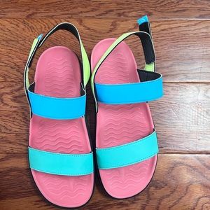 NEW Native Saldals size 8